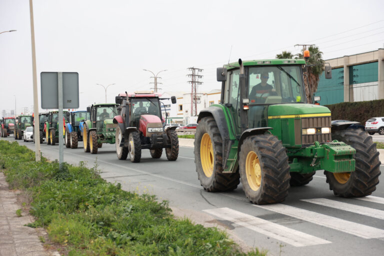 Rural.- Organizaciones agrarias gallegas convocan una decena de tractoradas este martes, con cortes en accesos a Galicia