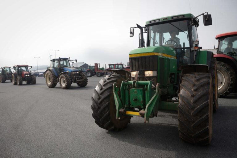 La protesta agraria con tractores provoca cortes de tráfico en las provincias de Lugo y Ourense