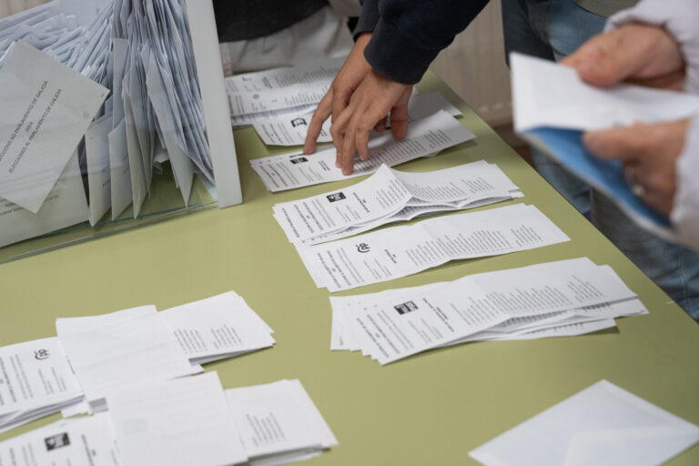 18F.- Más de 29.000 gallegos votan en la emigración, 6.000 en la provincia de Ourense, donde podría variar un escaño