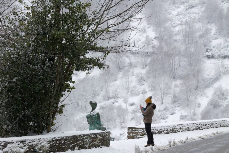 La nieve vuelve a Lugo y dificulta la circulación en más de 70 carreteras de los ayuntamientos de la montaña