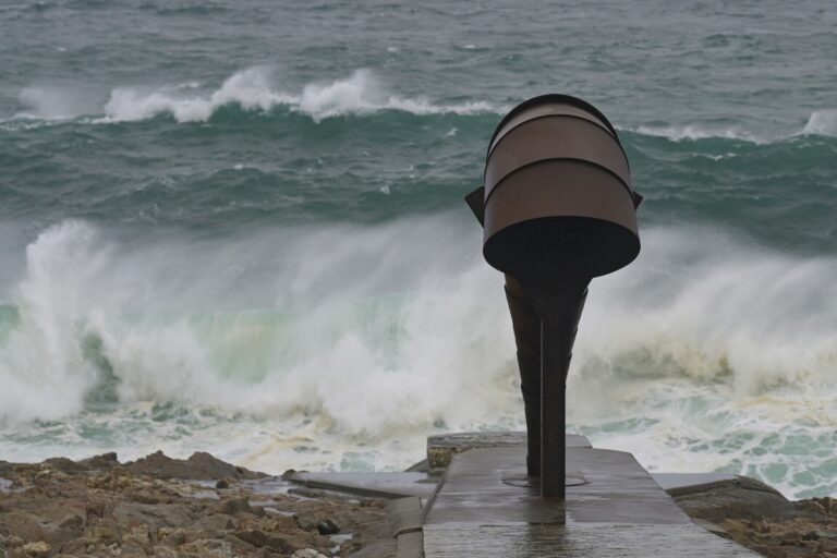El viento deja rachas de más de 143 km/h en Ourense y Galicia continúa en alerta por lluvia y temporal costero
