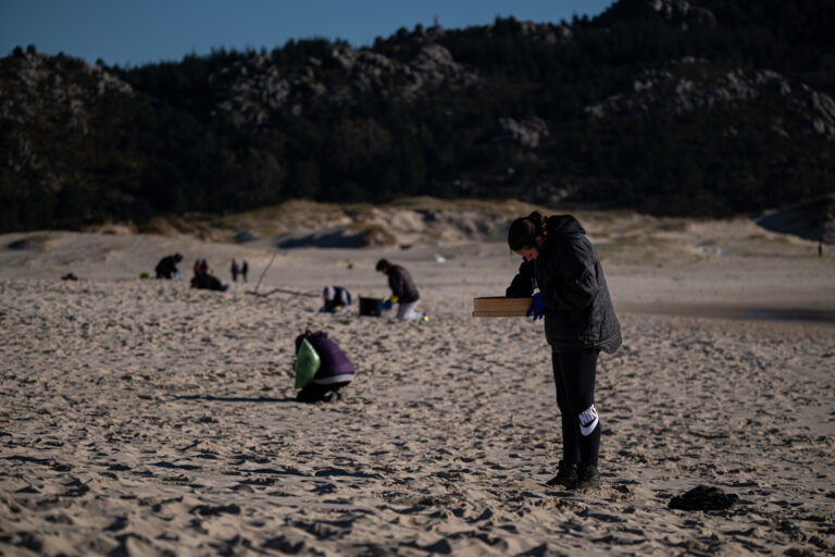 Ecologistas denuncian la existencia de pélets todavía en playas y la Xunta lo califica de «residual»