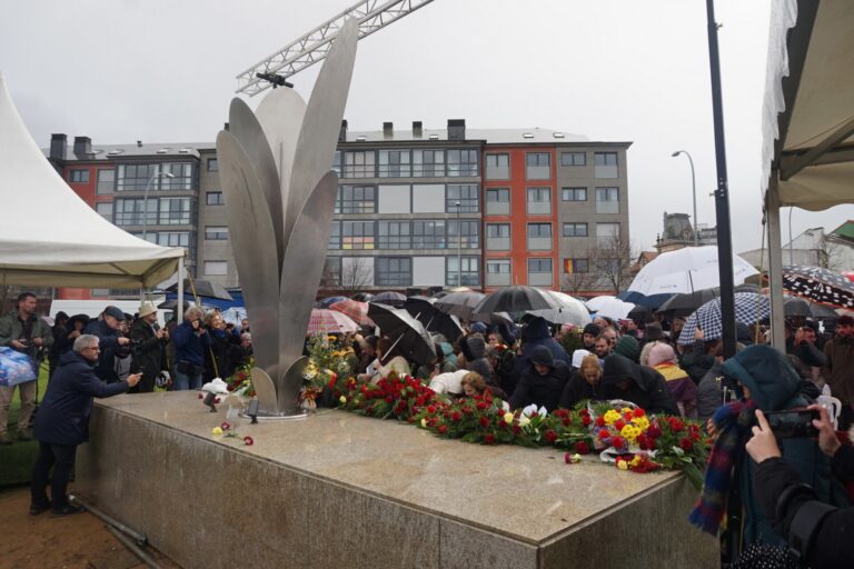 Ferrol homenajea a las víctimas del franquismo con un monumento en el Parque Antón Varela