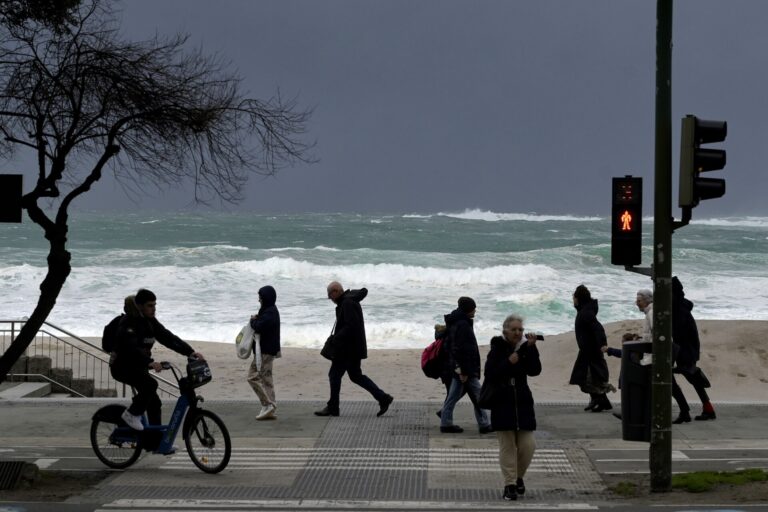 La borrasca deja deja olas de 7 metros en la costa, vientos de 135 km/h en Manzaneda y temperaturas bajo en cero