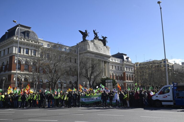 Cientos de agricultores y ganaderos gallegos participan en la manifestación del campo en Madrid