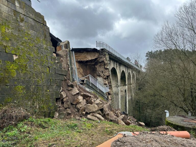 Colapsa parte de un puente sobre la carretera OU-536 en Xunqueira de Espadanedo (Ourense)