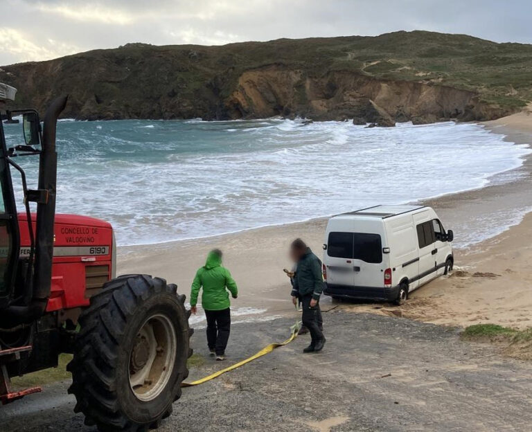 Una furgoneta acaba en el mar tras adentrarse su conductor, navarro, en la playa de Os Botes, en Valdoviño (A Coruña)