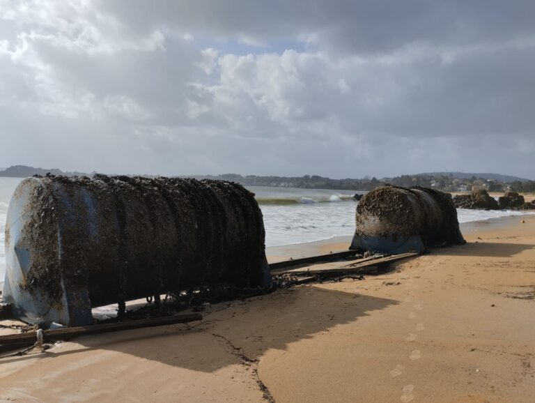 Aparecen dos grandes flotadores de batea en la playa del Raso, en Ares (A Coruña)