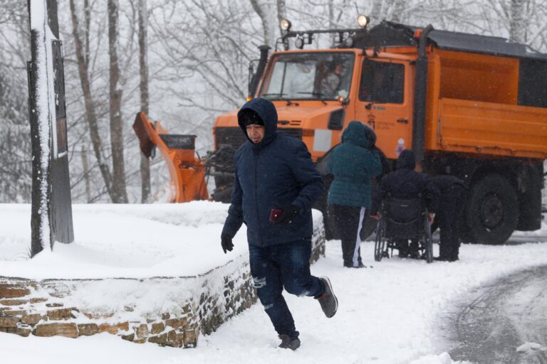 Las nevadas dificultaron el tráfico, obligan a despejar más de 70 viales y afecta a cinco colegios en Lugo