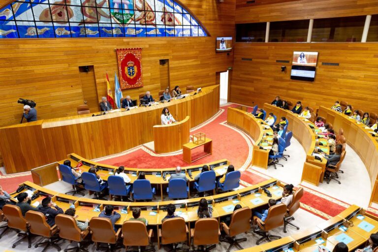 Alumnos de Primaria votan como ‘diputados’ en el Parlamento de Galicia para defender la solidaridad y la inclusividad
