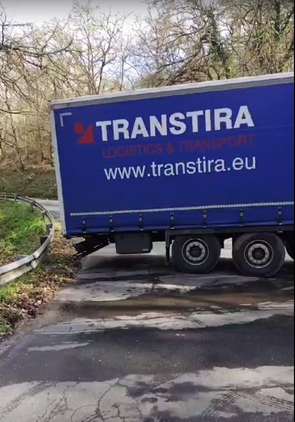 Una salida de vía de un camión lituano provoca el corte total de circulación en una carretera de Ourense