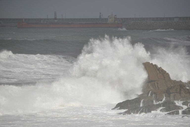 El temporal costero deja olas de 6 metros en el litoral coruñés y vientos de 102 km/h en A Mariña luguesa