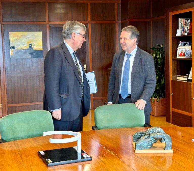 CEG aborda con Caballero las necesidades de transporte de Vigo e insiste en pedir que el tren llegue al puerto de Bouzas