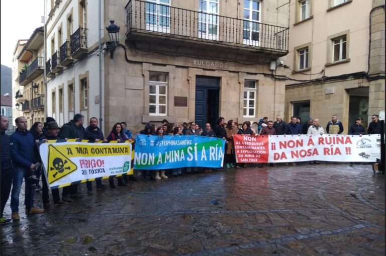La empresa de la mina de San Finx declara en los juzgados de Noia (A Coruña) por vertidos