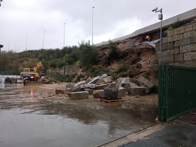 Un derrumbe obliga a cortar el tráfico en el enlace de la Vía Ártabra y N-VI en Oleiros, inaugurado hace menos de un año