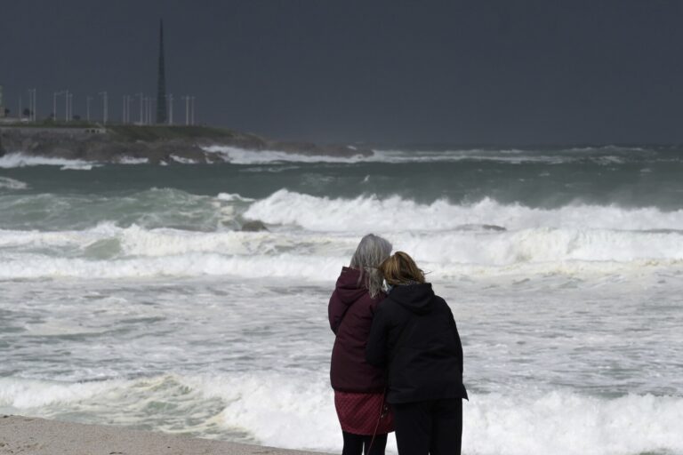 Fenómenos costeros por rachas de fuerte viento y olas de hasta 5 metros activan mañana los avisos en el litoral norte