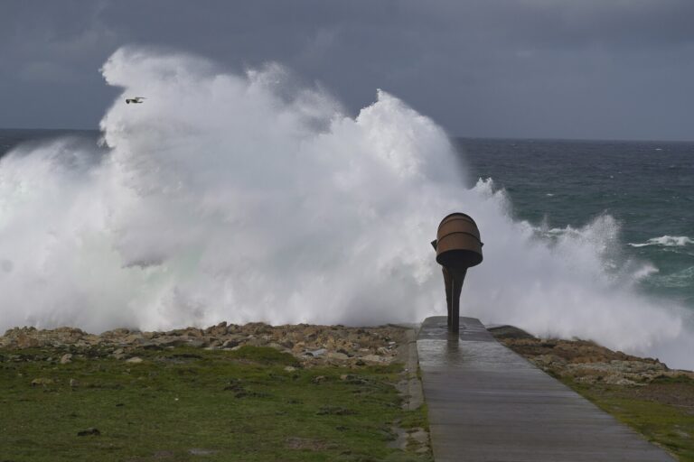 Aviso amarillo en Galicia por vientos y olas en el litoral atlántico y nieve en la montaña de Ourense