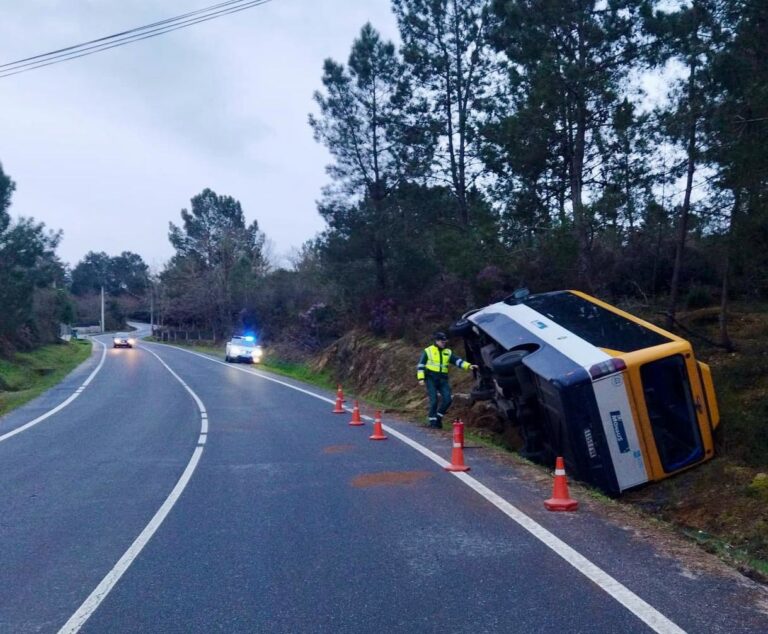 Un autobús escolar sin menores se sale de la vía en San Cibrao (Ourense)  y conductor y acompañante sufren heridas leves