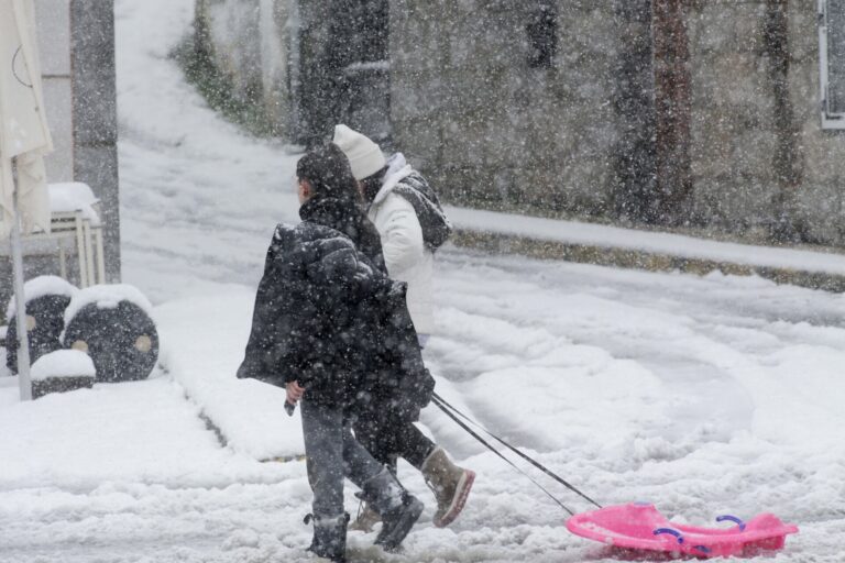 Casi 800 alumnos se quedaron sin colegio este viernes por la nieve en Lugo y Ourense y ocho centros suspendieron clases