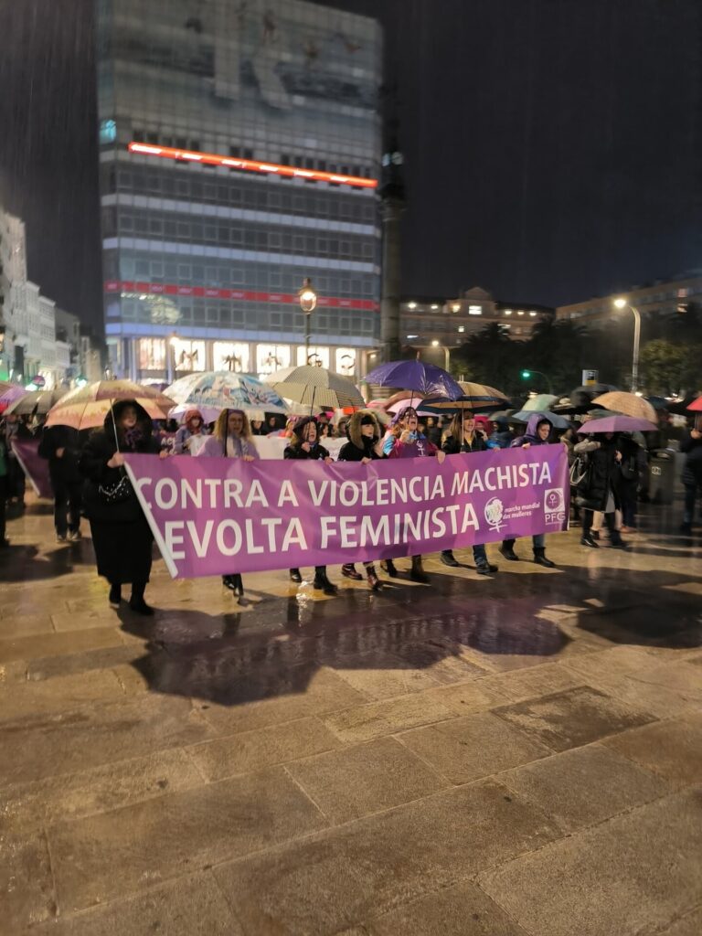8M.- El feminismo, «unido por un objetivo común», hace frente al mal tiempo en A Coruña con una marcha multitudinaria