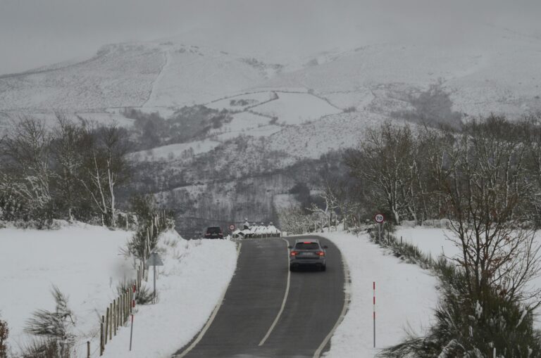 El temporal deja una docena de incidencias por nieve, hielo o granizo, que causa accidentes en Pontevedra y Gondomar