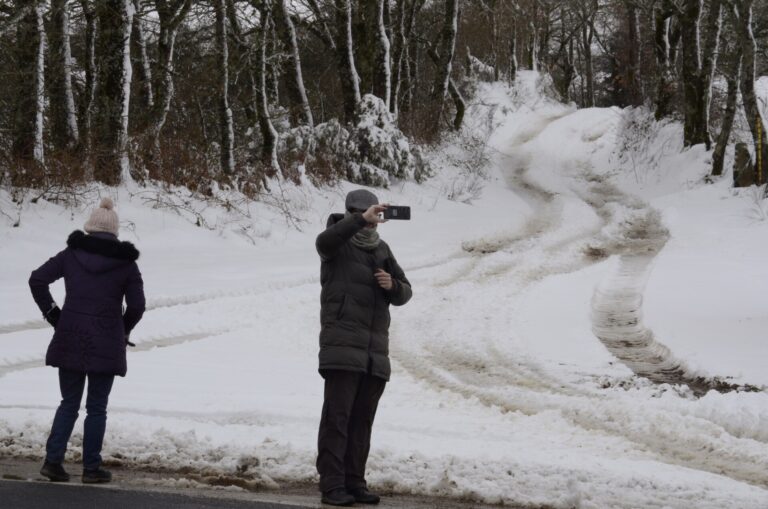 Rescatan a dos senderistas que ascendieron al Alto do Coco, en Lalín (Pontevedra), pero no podían regresar por la nieve