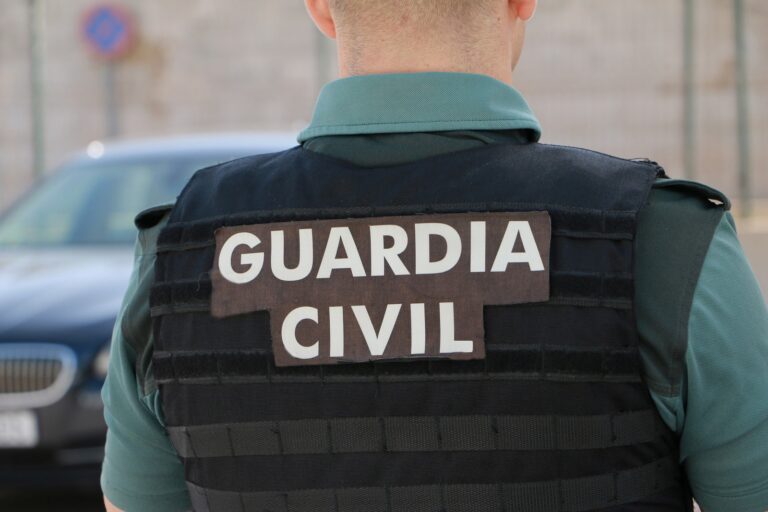 Detenido un hombre en Melide (A Coruña) por violencia doméstica, amenazas y resistencia grave a los agentes