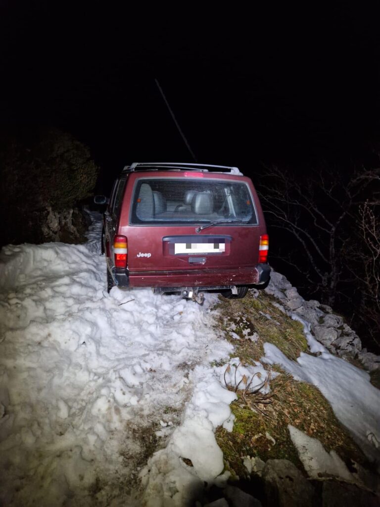 Rescatan a un matrimonio de Vigo atrapado por la nieve en una pista forestal de Liébana (Cantabria)