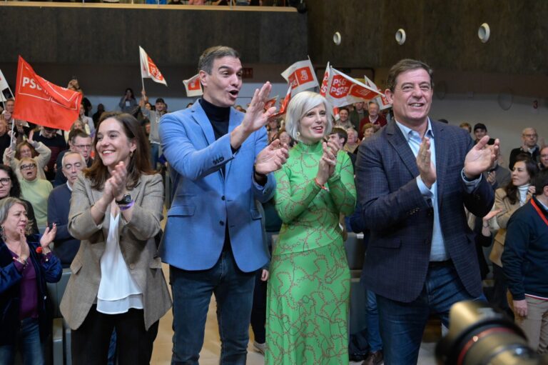 La alcaldesa de A Coruña reitera su apoyo a Besteiro en las primarias del PSdeG para ser «alternativa» al PP