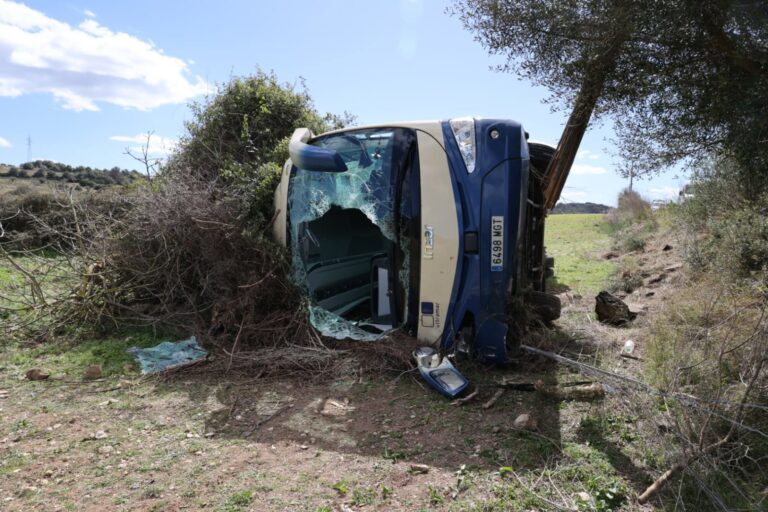 Ascienden a 24 los heridos en el accidente del autobús del Imserso, con turistas de Galicia, y siete están graves