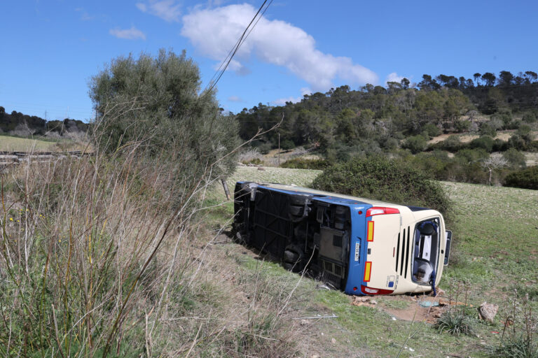 Los turistas del Imserso que continúan ingresados por el accidente de autobús en Mallorca se reducen a cinco