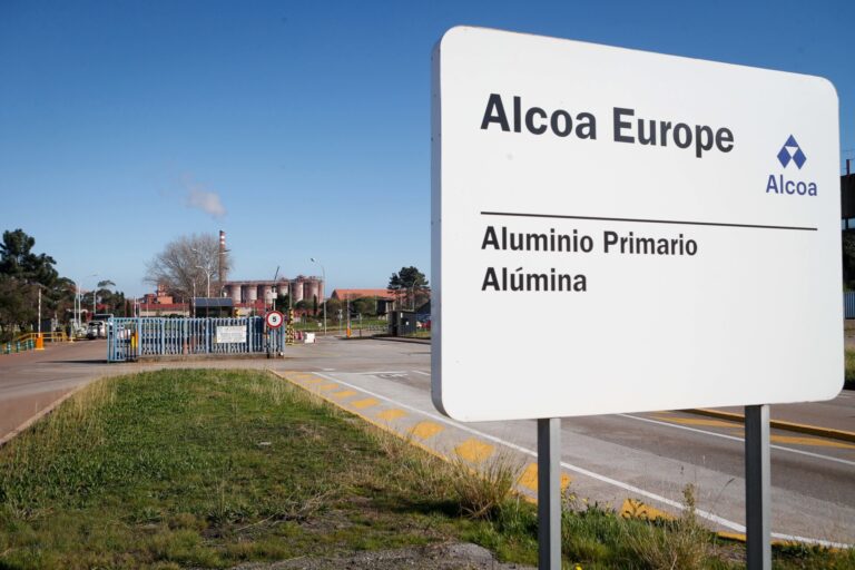 Alcoa sella un acuerdo para comprar la australiana Alumina Limited y se hará con el 100% del complejo de San Cibrao