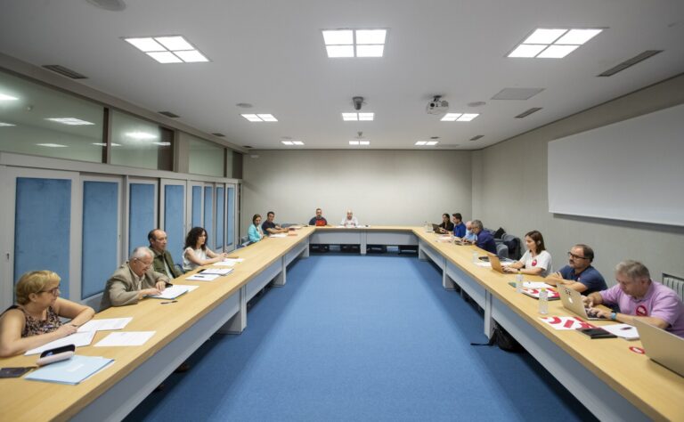 Mayor equilibrio entre trimestres y 175 días lectivos: sindicatos reclaman a la Xunta cambios en el calendario escolar