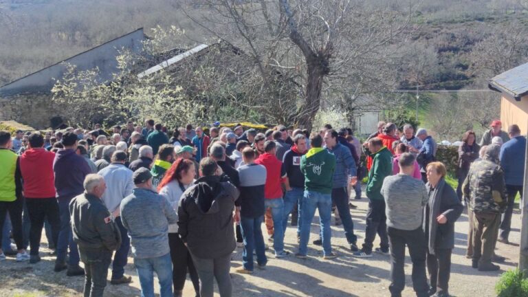 Ganaderos se concentran en Manzaneda (Ourense) en defensa de una granja que debe sacrificar a todas sus vacas