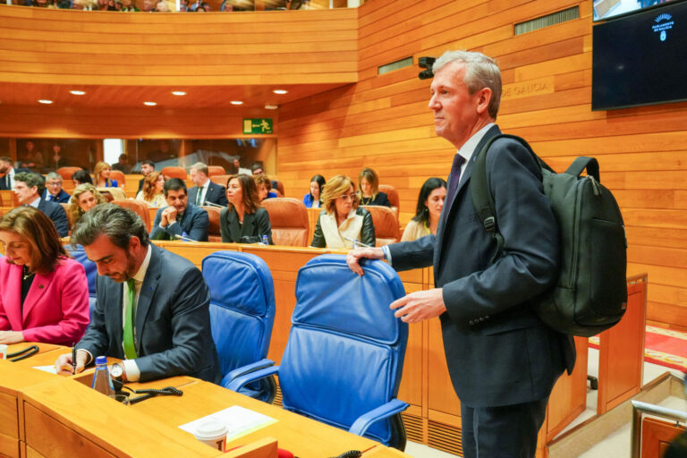 Pleno.- Constituido el XII Parlamento gallego con Santalices de presidente y el estreno en la Mesa de Vázquez e Iglesias