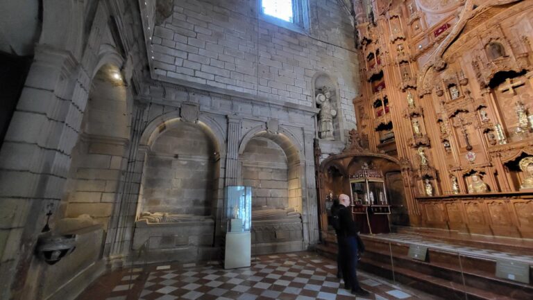 La Catedral de Santiago concluye la reordenación del espacio de la capilla de las Reliquias y el Panteón Real