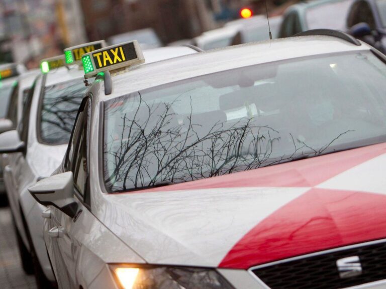 Vecinos de Santiago con problemas de movilidad pueden pedir desde este martes las ayudas municipales para emplear taxis