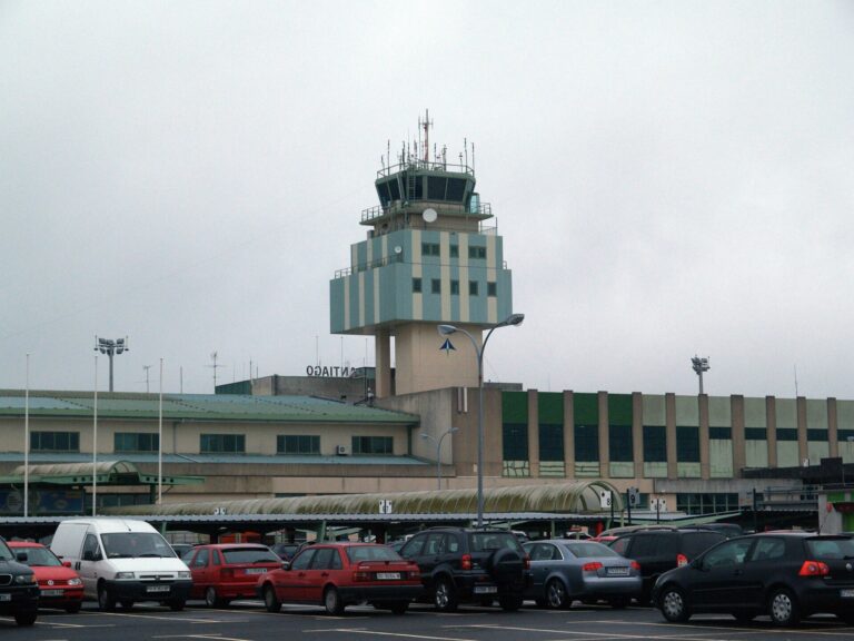 Desviados varios vuelos al aeropuerto de Santiago por la niebla presente en Alvedro (A Coruña)