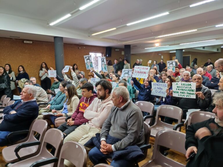 Vecinos protestan en Palas al grito de «Altri, no» en la primera de las charlas de la empresa por municipios