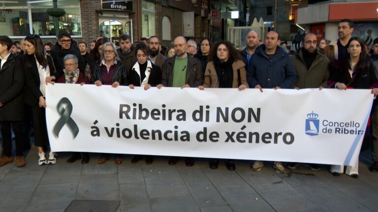 Un millar de personas llora en Ribeira el crimen de su vecina asesinada y apela a que su muerte «no quede en un número»