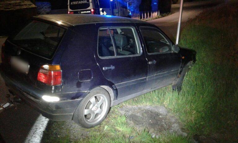 Cuatro heridos en Lugo al salirse de la vía el coche en el que viajaban y chocar contra un talud de tierra y una señal