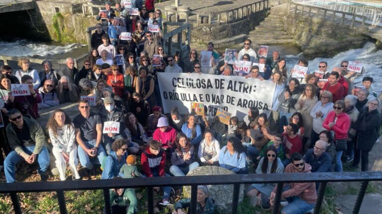 Un centenar de personas se concentra junto al río Ulla en Monterroso (Lugo) para rechazar la instalación de Altri