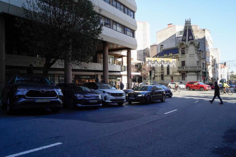 Amigos y familiares del joven asesinado en Nochebuena en A Coruña piden «justicia» en una nueva protesta en los juzgados
