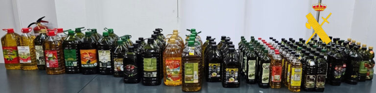 Detienen a cuatro vecinos de Arteixo por robar más de 250 botellas de aceite de oliva en supermercados de León