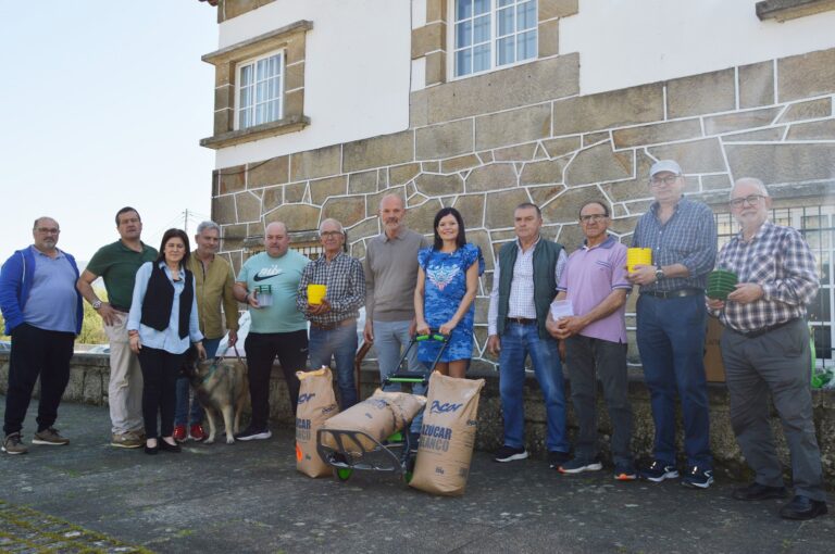 Acor dona 200 kilos de azúcar para construir 400 trapas contra las avispas velutinas en Mos (Pontevedra)