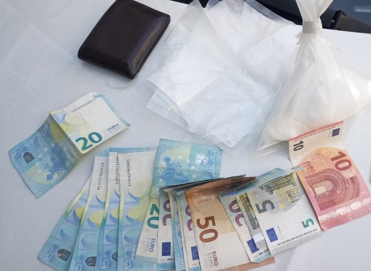 Detenido en Vigo un hombre que portaba más de 150 gramos de cocaína mientras circulaba en moto haciendo uso del móvil