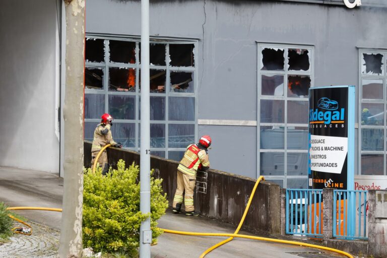 AMP3.- Controlado el incendio de una nave de desguaces en el polígono de O Ceao (Lugo) con dos personas heridas