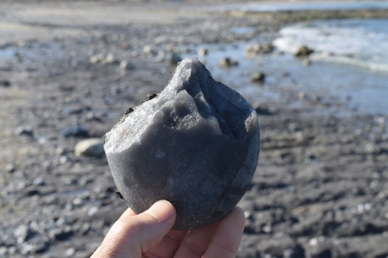 Descubren útiles del Paleolítico en una turbera de una playa de Barreiros (Lugo) tras los temporales del invierno