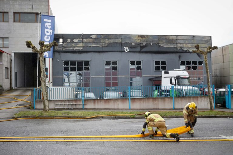 Bomberos da por extinguido el incendio en el polígono de O Ceao (Lugo) y la Policía Científica inicia su investigación