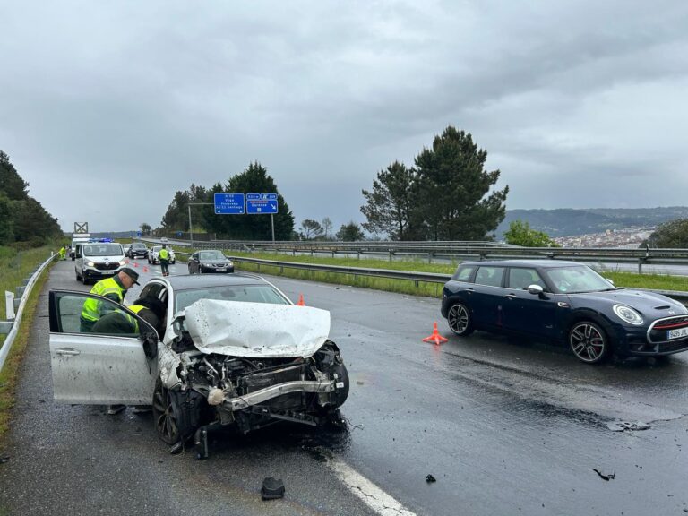 Una salida de vía en la A-52 a su paso por Ourense, en sentido Benavente, se salda sin heridos